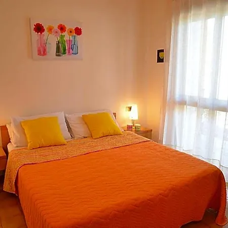 Colourful And Practical Flat In 비비오네