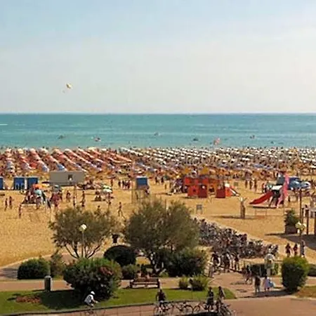 Colourful And Practical Flat In Hotel Bibione